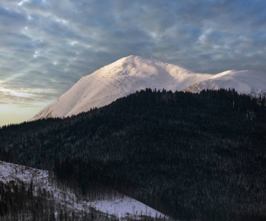 Voronenko, Carpathian, Ukrayna çevresindeki küçük Alp köyü ve kışın ilk gün doğumunda karlı dağlar..