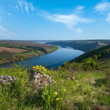 Dnister Nehri Kanyonu 'nun muhteşem bahar manzarası. Resimli kayalar, tarlalar, çiçekler. Shyshkovi Gorby, Nahoriany, Chernivtsi bölgesi, Ukrayna.