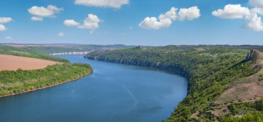 Dnister Nehri Kanyonu 'nun muhteşem bahar manzarası. Resimli kayalar, tarlalar, çiçekler. Shyshkovi Gorby, Nahoriany, Chernivtsi bölgesi, Ukrayna.