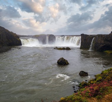 Su dolu büyük şelale Godafoss Sonbahar sıkıcı gündüz manzarası, Kuzey İzlanda.
