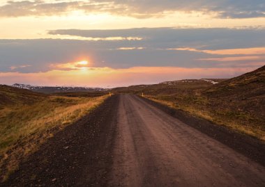 Batı İzlanda Highlands, Snaefellsnes yarımadası, Snaefellsjokull Ulusal Parkı 'ndaki otomobil gezisine bakın. Dağlarla, kraterlerle, göllerle, çakıl yollarıyla muhteşem volkanik tundra manzarası.