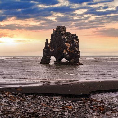 İzlanda 'nın kuzeybatısındaki Vatnsnes yarımadasının doğu kıyısı boyunca uzanan su fili veya gergedan bazalt yığını Hvitserkur. Bazalt 'tan yapılmış ve 15 metre boyunda müthiş bir kaya yapısı..