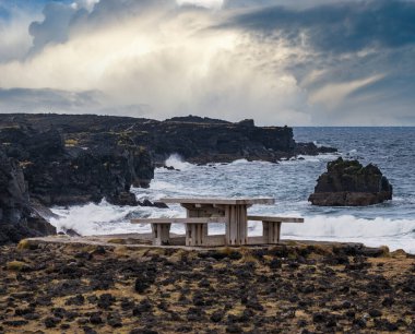 Batı İzlanda, Snaefellsnes yarımadası, Skardsvik Plajı 'ndaki araba gezisine bakın. Muhteşem siyah volkanik kayalık okyanus kıyısı.