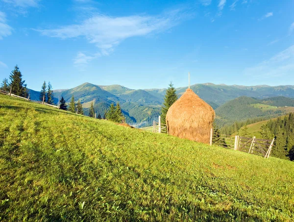 Verano Pueblo Montaña Outscirts Con Campo Pajar —  Fotos de Stock