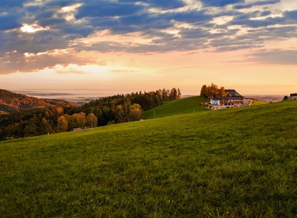 穏やかな秋の日の出農村風景 Gmundnerberg Altmunster Traunsee 上オーストリア — ストック写真