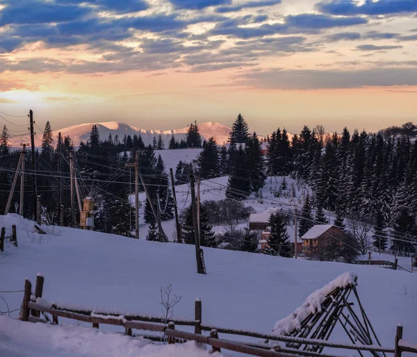 Pequenos Tranquilos Arredores Aldeia Alpina Montanhas Nevadas Inverno Redor Voronenko — Fotografia de Stock