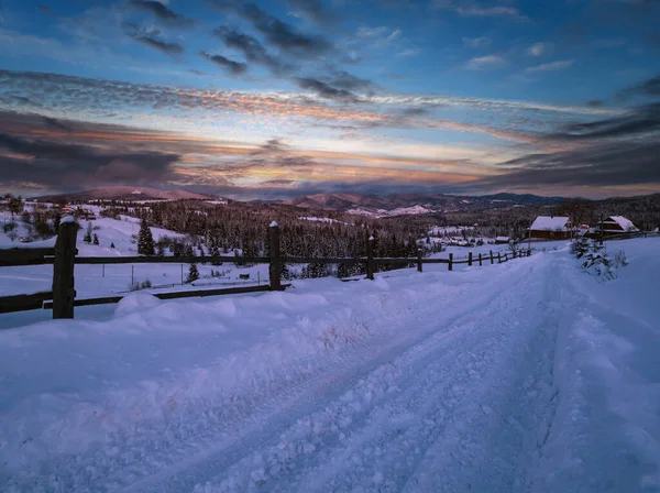 冬季偏远高山山村的乡间小路 百叶窗 小林和农田 乌克兰 Voronenko Moon Village — 图库照片