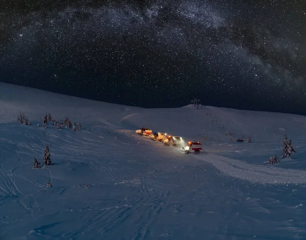 Afeitadores Nieve Máquinas Ratrack Snowcat Paseo Nocturno Cima Montaña Invierno — Foto de Stock