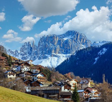 Kış dağ katmanları Köyü Güney Tirol il (İtalya).
