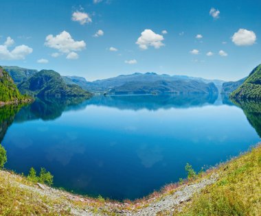 Yaz dağ gölü suldalsvatn (veya suldalsvatnet) yatay (suldal, Norveç)