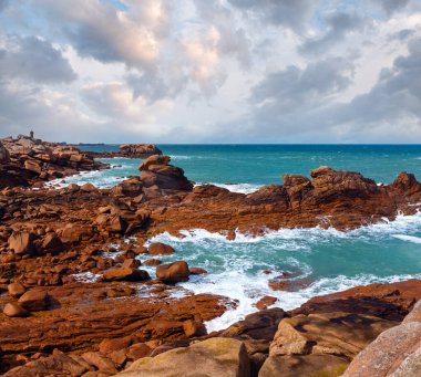 okyanus kıyısı bahar bakış (perros-guirec-pleumeur-bodou, brittany, Fransa arası). pembe granit sahil.