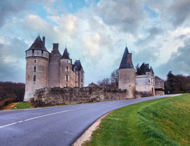 Chateau de Montpoupon bahar bakış Road, Fransa. 12. yüzyılda ve muhtemelen daha önce kale zaten var.