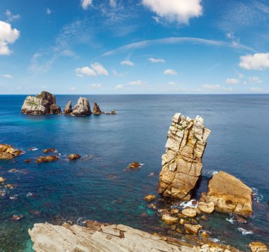 Atlantik Okyanusu kayalık sahil şeridi Portio plaj, (Pielagos, Cantabria, İspanya yakınındaki)