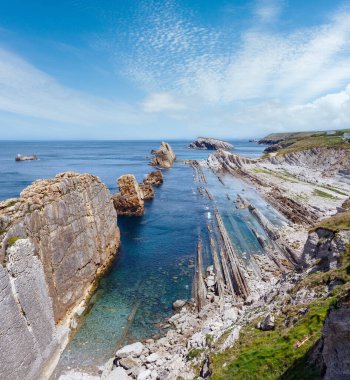 Atlantik Okyanusu kayalık sahil şeridi Portio Beach (Pielagos, Cantabria, İspanya yakınındaki)