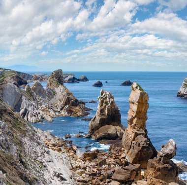 Atlantik Okyanusu kayalık sahil şeridi Portio plaj, (Pielagos, Cantabria, İspanya yakınındaki)