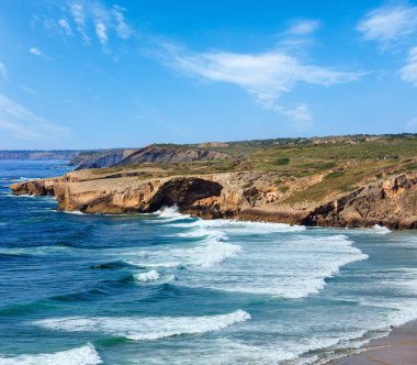 Yaz Atlantik Okyanusu kıyısında Peyzaj ve Monte Clerigo beach (Aljezur, Algarve, Portekiz).