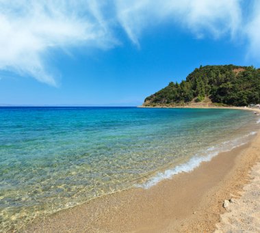 Ege kıyısı manzarası, kumlu plajdan manzara (Chalkidiki, Yunanistan).