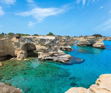 Uçurumlar, kayalık kemer ve yığında (faraglioni), Torre Sant Andrea, güzel deniz manzarası: Salento deniz kenarı, Puglia, İtalya