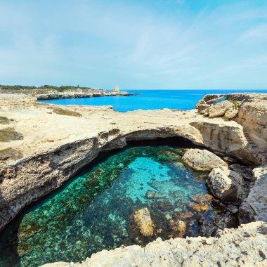 Beyaz kayalık uçurum, mağara, deniz Körfezi ve adacıkları Grotta della Poesia, Roca Vecchia,: Salento Adriyatik Denizi kıyısında, Puglia, İtalya ile pitoresk deniz manzarası