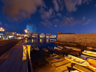 Gelibolu 'da bir gece, Lecce ili, Puglia, güney İtalya. İnsanlar ve işaretler tanınamaz halde..