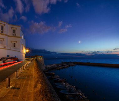 Gelibolu, Lecce, Puglia, Güney İtalya ilinin akşam alacakaranlıkta. Angevine Aragonca Ortaçağ Kalesi kale duvarlarından görüntülemek