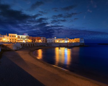 Gelibolu, Lecce, Puglia, Güney İtalya ilinin akşam alacakaranlıkta. Angevine Aragonca Ortaçağ Kalesi kale duvarlarından görüntülemek