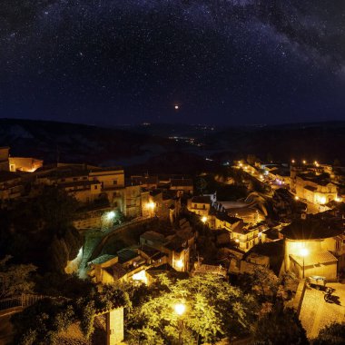 Orta Çağ 'dan kalma ünlü Stilo Calabria köyü manzaralı Samanyolu, güney İtalya' da, gökyüzünde.