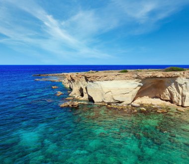Mağarasını Spiaggia Massolivieri sahilde. Yaz deniz manzara (Siracusa, Sicilya, İtalya)