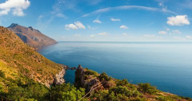 San Vito lo Capo ve Scopello arasındaki Zingaro Doğa Koruma Parkı kıyı şeridi patikasından Trapani ili, İtalya.