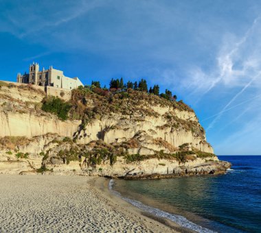 Eski 4 yüzyıl manastır üstünde tepe-in Sanctuary of Santa Maria Adası - Tropea, Calabria, İtalya. Tiren Denizi, Tropea Beach.