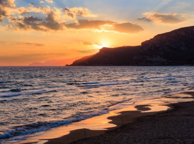 Güzel yatay, tropikal deniz günbatımı sahilde (Gaeta, Latina, İtalya).