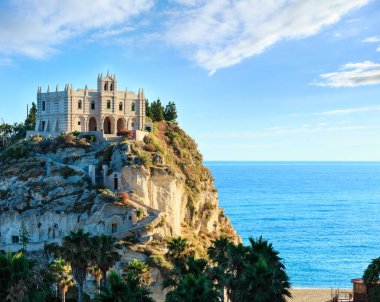 Eski 4 yüzyıl manastır üstünde tepe-in Sanctuary of Santa Maria Adası - Tropea, Calabria, İtalya. Tiren Denizi, Tropea Beach.