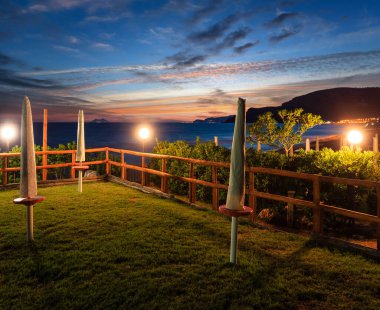 Gün batımı alacakaranlık Tiren Denizi beach (Gaeta, Latina, İtalya) yakınındaki güzel dinlenme yeri. Biraz hareket bulanıklığı bazı ağaçlar yaprak üzerinde etkisi.