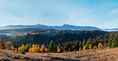 Sabah (Yablunytsia Köyü, Ivano-Frankivsk oblast, Ukraine) Karpat Dağları eteklerinde. Sonbahar kırsal manzara. İki tane dikiş yüksek çözünürlüklü panorama.