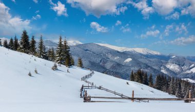 Güzel kış dağ görüntülemek Skupova dağ yamacı, Ukrayna, Chornohora ridge ve Pip Ivan dağ tepe Binası, Gözlemevi Karpat ile gelen.