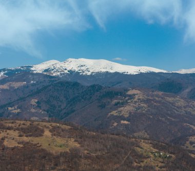 Erken bahar Ukrayna Karpat Dağları yatay, karla kaplı ridge üstleri, Plato.