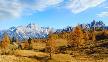 Güneşli resimli sonbahar dağları Dolomitler, Giau Geçidi 'nden Cinque Torri' ye (Beş Sütun veya Kule) kaya ünlü oluşumu, Sudtirol, İtalya.