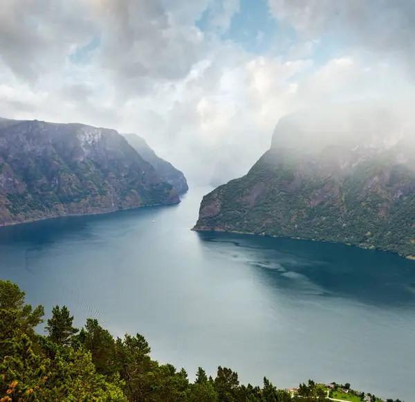 Zomer Mistige Bewolkte Fjord Lijstweergave Vanuit Stegastein Oogpunt Aurland Provincie — Stockfoto
