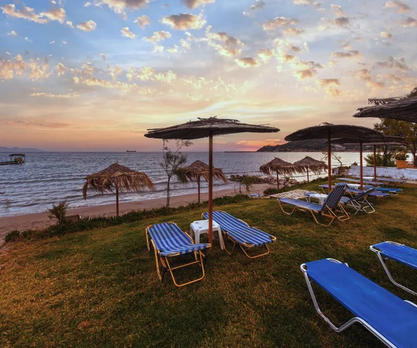 Sunrise beach görünümden. Yaz kıyı şeridi (Yunanistan, zakynthos, alykes, İyon Denizi).