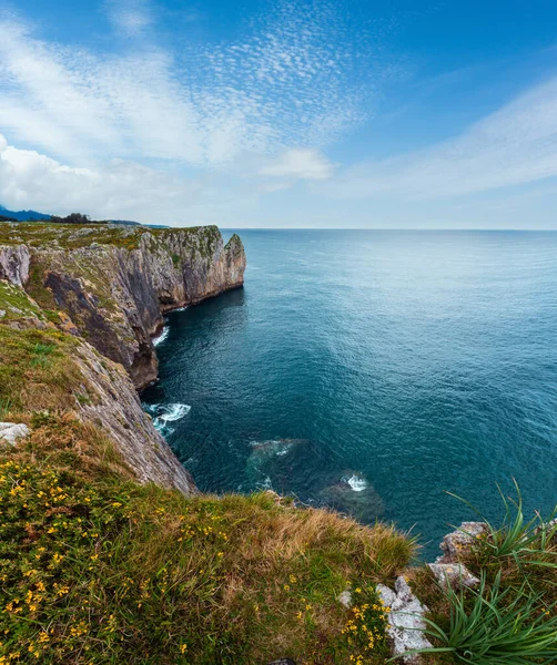 西班牙阿斯图里亚斯比斯开湾夏季岩石海岸顶景 — 图库照片