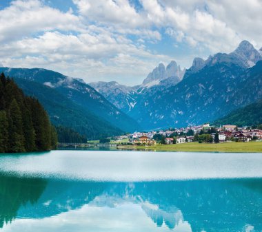 Sakin yaz İtalyan dolomites dağ Gölü ve köy görünümü (Auronzo di Cadore)