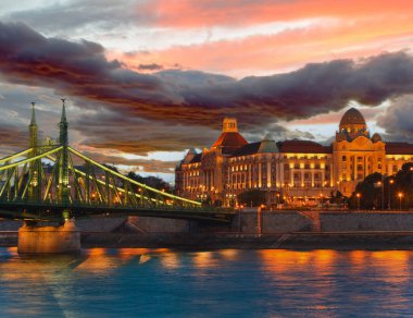 Budapeşte gece manzarası. uzun pozlama. Macar simge, Özgürlük Köprüsü ve gellert hotel Saray.