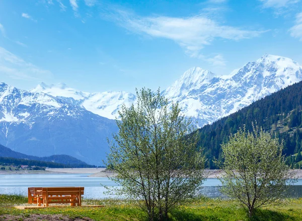 花草原ピクニック木製ベンチ イタリアの近くで Reschensee または湖 Reschen の夏の風景 — ストック写真
