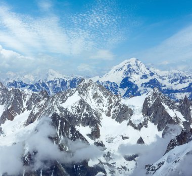 Mont Blanc dağ masif yaz manzara (Aiguille du Midi Mount görünümü, Fransa )