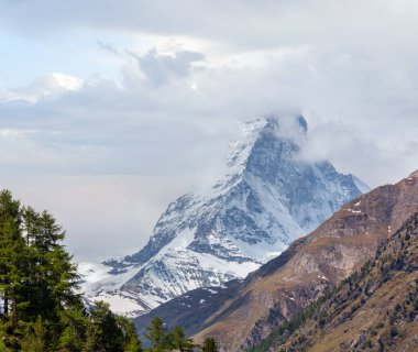 Yaz Matterhorn dağ manzarası (Alpler, İsviçre, Zermatt ilçe sınırı)