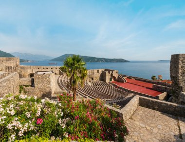 Forte mare Şato yazın görünümü ve Körfezi Kotor (herceg novi, Karadağ)