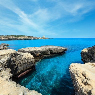 Beyaz kayalık uçurum, mağara, deniz Körfezi ve adacıkları Grotta della Poesia, Roca Vecchia,: Salento Adriyatik Denizi kıyısında, Puglia, İtalya ile pitoresk deniz manzarası