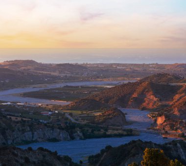 Sunrise valley yakınındaki eski ortaçağ tarzı famos Calabria Sea view, Güney İtalya.