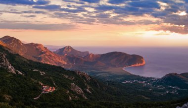 Yaz akşamı Budva riviera sahil şeridi panorama manzara. Karadağ, Balkanlar, Adriyatik denizi, Avrupa. Dağ yolu yolunun tepesinden görünüm.