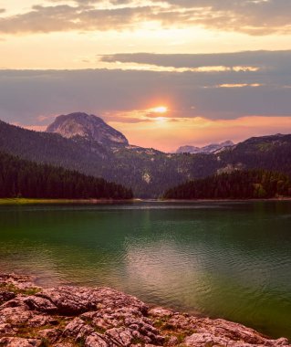 Kara Göl (Crno jezero) yaz manzarası. Zabljak Belediyesi, Karadağ.